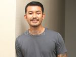 Tampil Casual, Rio Dewanto Tetap Cool