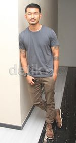 Tampil Casual, Rio Dewanto Tetap Cool
