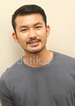 Tampil Casual, Rio Dewanto Tetap Cool