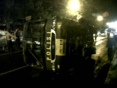 Bus Polda Jatim Terguling di Wonokromo, Dua Polisi Luka Ringan