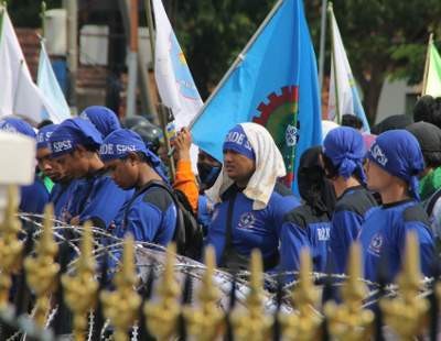 Kawal Penetapan UMK 2014, Buruh Ancam Menginap di Grahadi