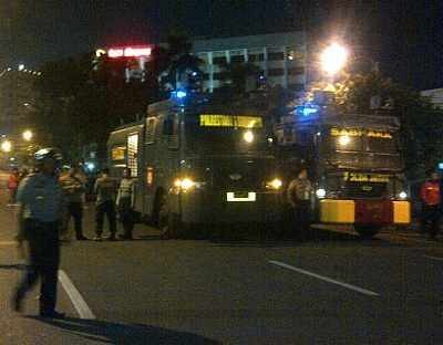  Polisi Ancam Bubarkan Paksa Ribuan Buruh di Depan Grahadi