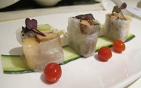 Chilled Fragrant Goose Liver Rice Paper Roll dengan isian buah naga, melon, hati angsa, dan mentimun dicelupkan saus peking