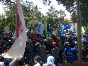 Tuntut Upah Layak, Buruh Jebol Pagar Balai Kota Bandung