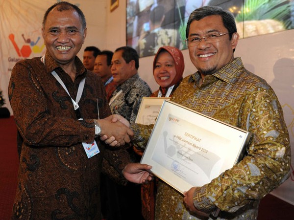 Ahmad Heryawan Raih E-Procurement Award
