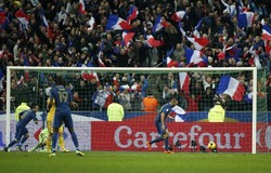 Prancis menggandakan keunggulan lewat Karim Benzema. REUTERS/Benoit Tessier.
