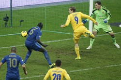 Prancis kemudian memperbesar keunggulan mereka menjadi 3-0 lewat gol kedua Sakho di menit ke-73. Gol bermula dari umpan silang Mathieu Debuchy dari sisi kanan yang salah diantisipasi oleh Gusev. Alih-alih membuang, bola malah mengenai kaki Sakho yang berada di belakangnya. REUTERS/Gonzalo Fuentes.