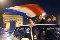 Fans Prancis merayakan keberhasilan mereka melaju ke Piala Dunia 2014. REUTERS/Pascal Rossignol.