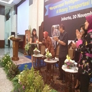 Risma Dihadiahi Kue Ultah di Acara Lokakarya Pengembangan Transportasi
