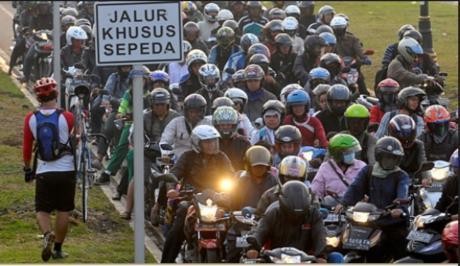 Selain Jalur Busway, Pengendara Motor Sering Serobot Jalur Sepeda 