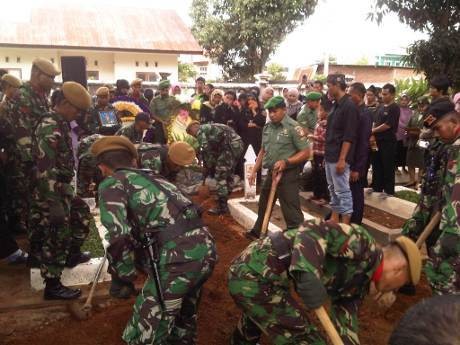 Pengibaran Bendera Setengah Tiang Iringi Pemakaman Pilot Heli MI-17
