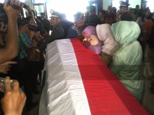 Isak Tangis Sambut Kedatangan 4 Jenazah Korban Heli MI-17 di Semarang