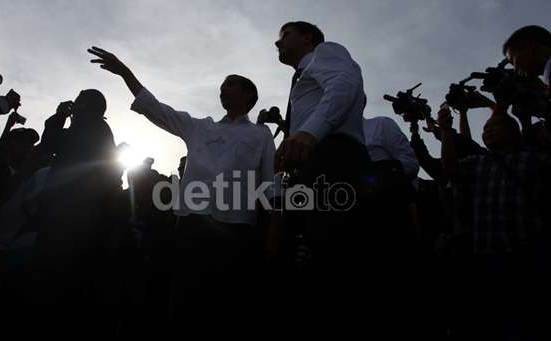 Kringgg! Jokowi Sapa Warga Kelapa Gading via Telepon