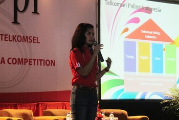 Adita Irawati, Vice President Corporate Communication Telkomsel yang ikut sharing ilmu tentang industri telekomunikasi dan apa saja peluang yang bisa digali dari sini.