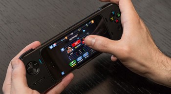     Di bagian atasnya Logitech juga tidak luput menyematkan sepasang tombol yang letaknya berada di sisi kiri dan kanannya. (kredit foto: Gizmodo).