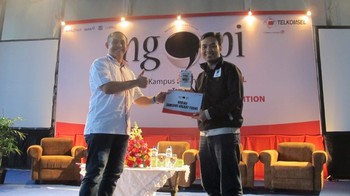 Salah satu Mahasiswa yang mendapatkan doorprize sebuah smartphone Samsung Galaxy Young.