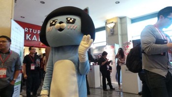 Salah satu maskot KakaoTalk berkeliaran menyapa pengunjung. KakaoTalk menjadi salah satu sponsor acara ini dan menggelar sesi keynote yang dibawakan sang CEO Sirgo Lee.