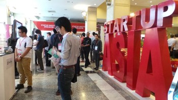 Di ajang ini digelar juga sesi Hackaton. Sekitar 500 developer akan ditantang selama 24 jam untuk membuat aplikasi dari perusahaan lokal maupun internasional. Disediakan hadiah berupa uang tunai, gadget, kesempatan magang dan investasi potensial.