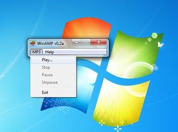 Winamp kali pertama diperkenalkan pada tahun 1997 oleh dua mahasiswa University of Utah yakni Justin Frankel dan Dmitry Boldyrev. Tampilannya sangat sederhana tanpa banyak tombol.