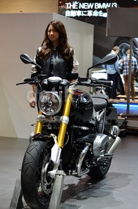 Para SPG ini melayani permintaan pengunjung yang ingin mengabadikan aksi mereka disamping mobil atau motor yang dipamerkan.