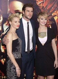 Elizabeth Banks dan Liam Hemsworth, berpose bersama Jennifer. REUTERS/Carlo Allegri.