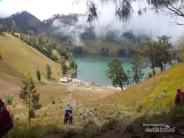 Mendaki Tanjakan Cinta, Jangan Menoleh ke Belakang!