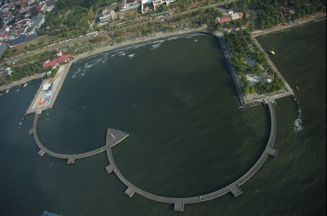 Unik! 5 Tempat Ini Punya Gembok Cinta & Mitos Cinta Abadi 