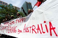 Pendemo berorasi di depan Kedubes Australia, Jl Rasuna Said, Jaksel.