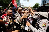 Polisi menenangkan massa.