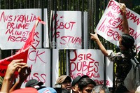 Para pendemo membawa sejumlah poster.