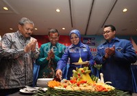 Ketua Fraksi PD Nurhayati Ali Assegaf memotong tumpeng.