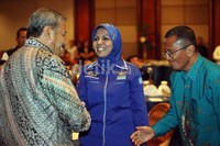 Hayono Isman berjabat tangan dengan Nurhayati Ali Assegaf.