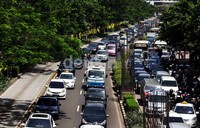 Arus lalu lintas di Jl HR Rasuna Said tersendat.