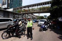 Polisi berusaha mencairkan kemacetan.