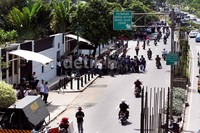 Jalur lambat di depan Kedubes Australia ditutup. Penutupan ini dilakukan karena sekitar ratusan pendemo berdatangan ke lokasi tersebut.