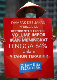 Mereka juga membawa sejumlah poster.