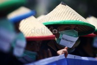 Dalam aksinya mereka meminta hak-hak kesejahteraan kepada pemerintah.