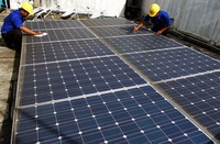 Dua orang petugas membersihkan panel surya di gedung PLN, Jakarta. Agus Trimukti/Humas PLN.