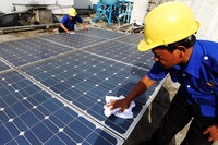 Dua orang petugas membersihkan debu yang menempel di panel surya. Agus Trimukti/Humas PLN.