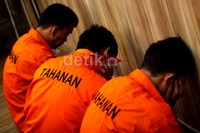 Selain menangkap Iin, polisi juga menangkap dua komplotannya beriniail HAS alias Kakak (39) dan SUS alias Yanto (25). Ketiganya ditangkap di Cipatat, Bandung, Jawa Barat, Minggu (17/11/2013) lalu.