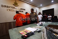 Para tersangka dihadirkan dalam jumpa pers di Mapolda Metro Jaya, Kamis (21/11/2013).