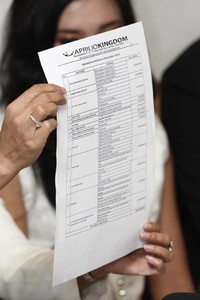 Sriyatin menunjukkan surat anggaran realisasi biaya produksi dan promo single Helen. Ridho/detikhot.