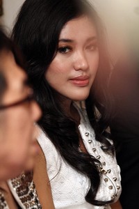 Merasa telah dirugikan sebesar Rp 1,130 miliar, Helen terlihat pasrah. Ridho/detikhot.