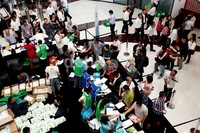 Peserta mengambil perlengkapan lomba yang dibagikan oleh panitia.