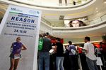 Peserta Lari SCHMI 2013 Serbu Perlengkapan Lomba