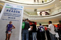 Peserta mengantre untuk mengambil perlengkapan lomba.