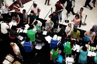 Peserta mengantre untuk mengambil perlengkapan lomba.
