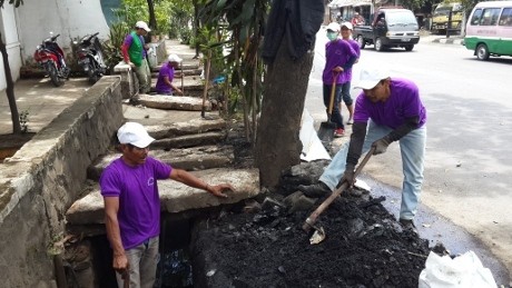 Bergelut dengan Comberan, Tim Ungu Bahagia Digaji Rp 9 Ribu per Jam
