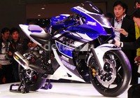 Motor ini menggunakan mesin 2 silinder dengan bobot yang ringan, dengan sasis yang ramping dan kompak. Sekilas mirip motor yang dipakai balapan di ajang MotoGP. Isfari Hikmat/detikFoto.