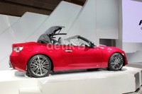 Atap Toyota FT-86 terbuat dari kain dan bisa dibuka.